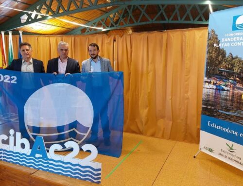 El alcalde recoge la bandera azul para la Playa de Campanario