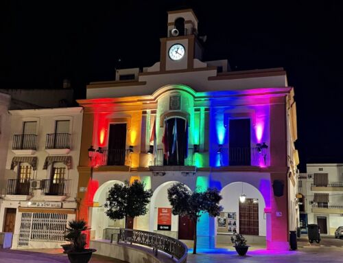 El Ayuntamiento ilumina su fachada con los colores del arcoíris por el día del Orgullo LGTB