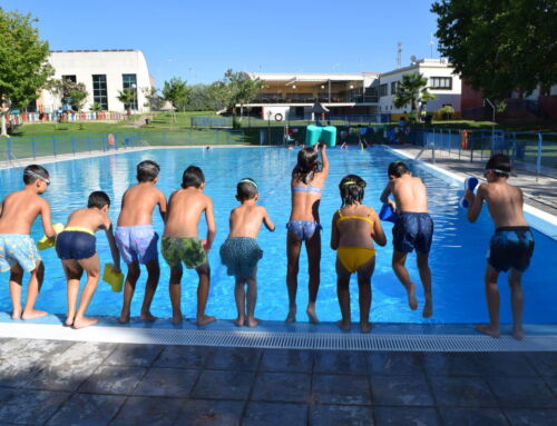 Más de 300 adultos y menores han recibido clases de Natación en la Piscina Municipal este verano