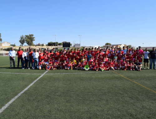 La Escuela Municipal de Fútbol y el CF Campanario presentaron el sábado a los jugadores de todas las categorías